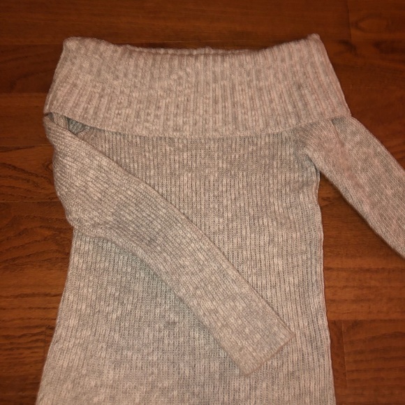 Hollister off the shoulder sweater - Picture 2 of 2